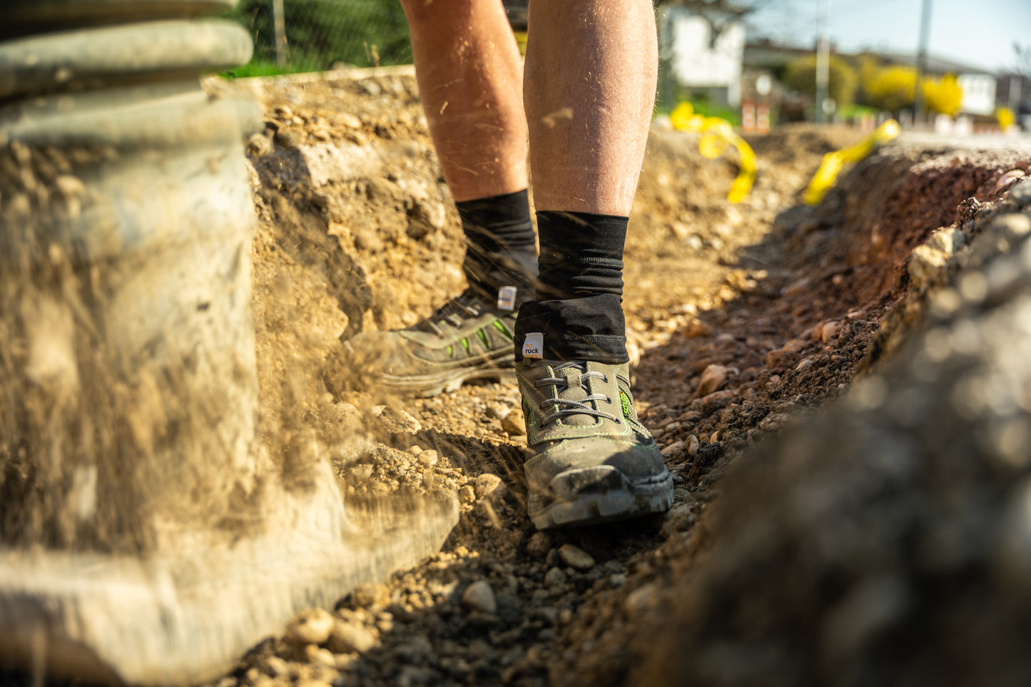 norocksocks am Bau bieten robusten Schutz vor kleinen Steinen, Sand und Schmutz in der Arbeitsumgebung und verhindert, dass Fremdkörper in den Schuh gelangen – besonders geeignet für Baustellen