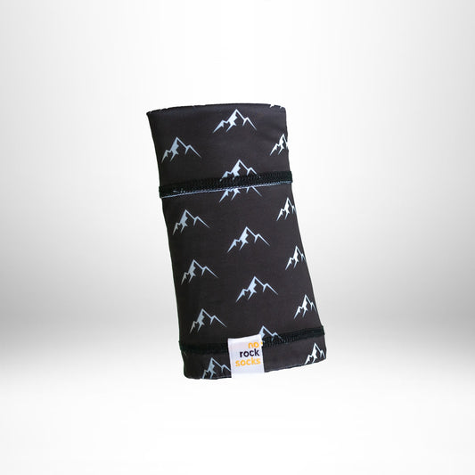 Schluss mit Steinen im Schuh. norocksocks sind Stulpen, die genauso bequem und einfach in der Handhabung sind wie Socken. Atmungsaktiv, leicht und schmutzabweisend bieten die norocksocks optimalen Schutz vor Steinen, Schmutz, Sand und Schnee im Schuh, ohne deine Bewegungsfreiheit einzuschränken. Einfach in der Handhabung und ideal für alle, die draußen unterwegs sind – ob beim Outdoor-Abenteuer, Wandern oder der Gartenarbeit. norocksocks sind unisex und one size und somit für alle geeignet. 
