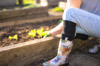 Gartenarbeit ohne Grünschnitt im Schuh – norocksocks macht’s möglich. Das Bild zeigt eine Person beim Pflanzen vom Salat ins Gemüsebeet - als Darstellung für Garten- und Landschaftsarbeiten. norocksocks schützen zuverlässig vor Erde, Rasenschnitt und kleinen Ästen im Schuh und sorgen für mehr Komfort bei der täglichen Gartenpflege.
