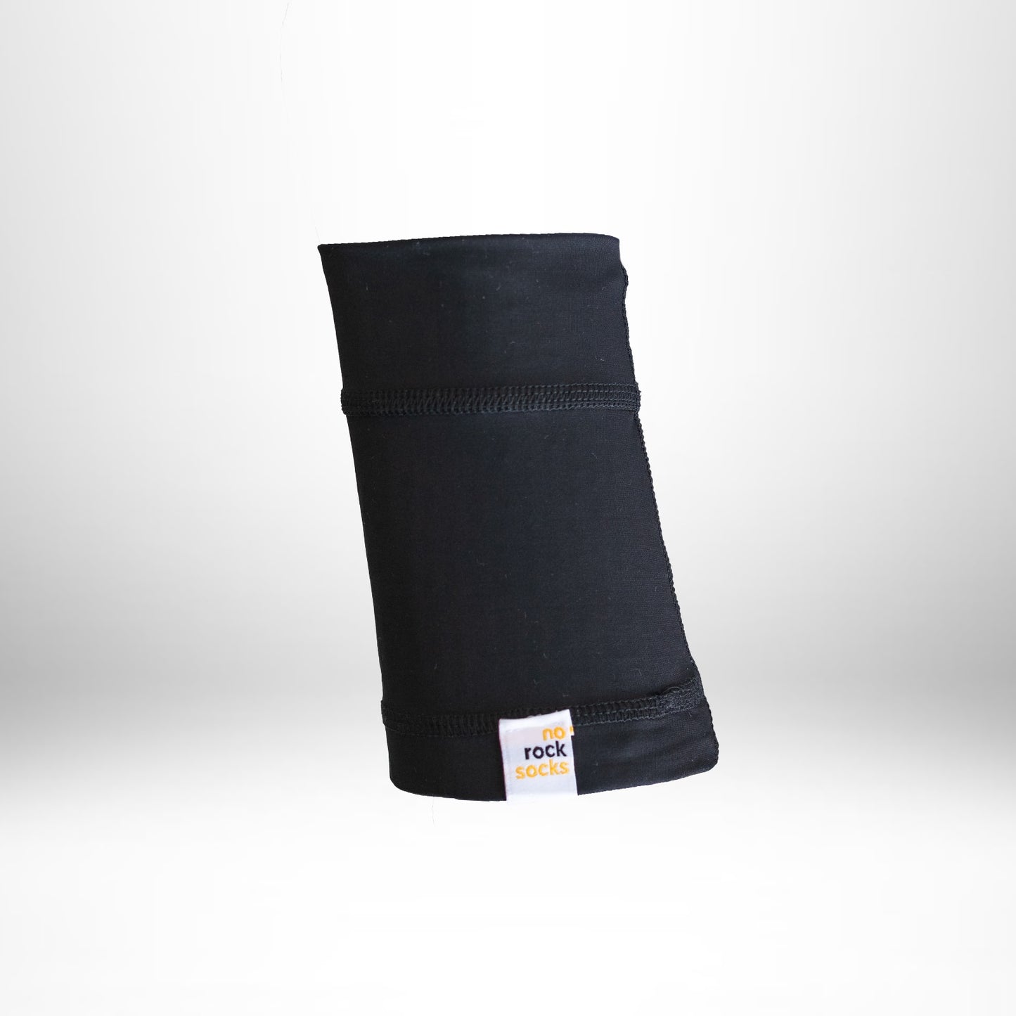 Schluss mit Steinen im Schuh. norocksocks sind Stulpen, die genauso bequem und einfach in der Handhabung sind wie Socken. Atmungsaktiv, leicht und schmutzabweisend bieten die norocksocks optimalen Schutz vor Steinen, Schmutz, Sand und Schnee im Schuh, ohne deine Bewegungsfreiheit einzuschränken. Einfach in der Handhabung und ideal für alle, die draußen unterwegs sind – ob beim Outdoor-Abenteuer, Wandern oder der Gartenarbeit. norocksocks sind unisex und one size und somit für alle geeignet. 