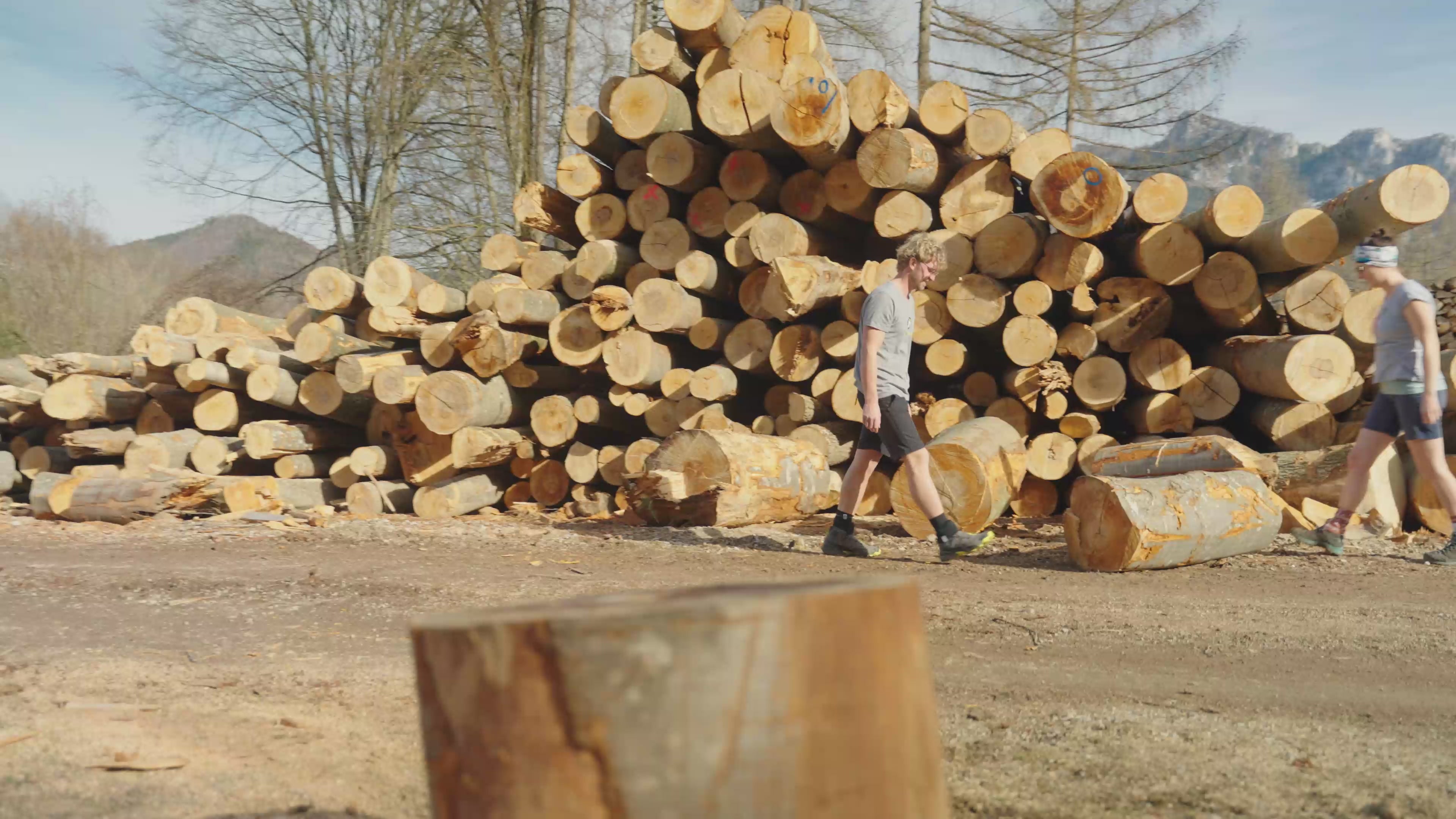 Video laden: das video zeigt norocksocks im Action - norocksocks sind speziell entwickelte Stulpen,die deine Füße vor Steinen, Sand und Schmutz schützen, während du deineLieblings-Outdoor-Aktivitäten wie Wandern, Gartenarbeit oder auch Arbeiten,beispielsweise am Bau, genießt. Unsere norocksocks bieten nicht nur Schutz,sondern erhöhen dank ihres atmungsaktiven und leichten Designs auch denTragekomfort. Erlebe mit norocksocks unübertroffenen Schutz und Komfort – siesind die perfekte Ergänzung für jeden Outdoor-Enthusiasten